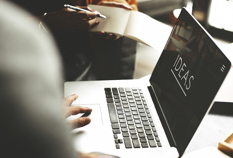 Laptop skärm med texten Ideas